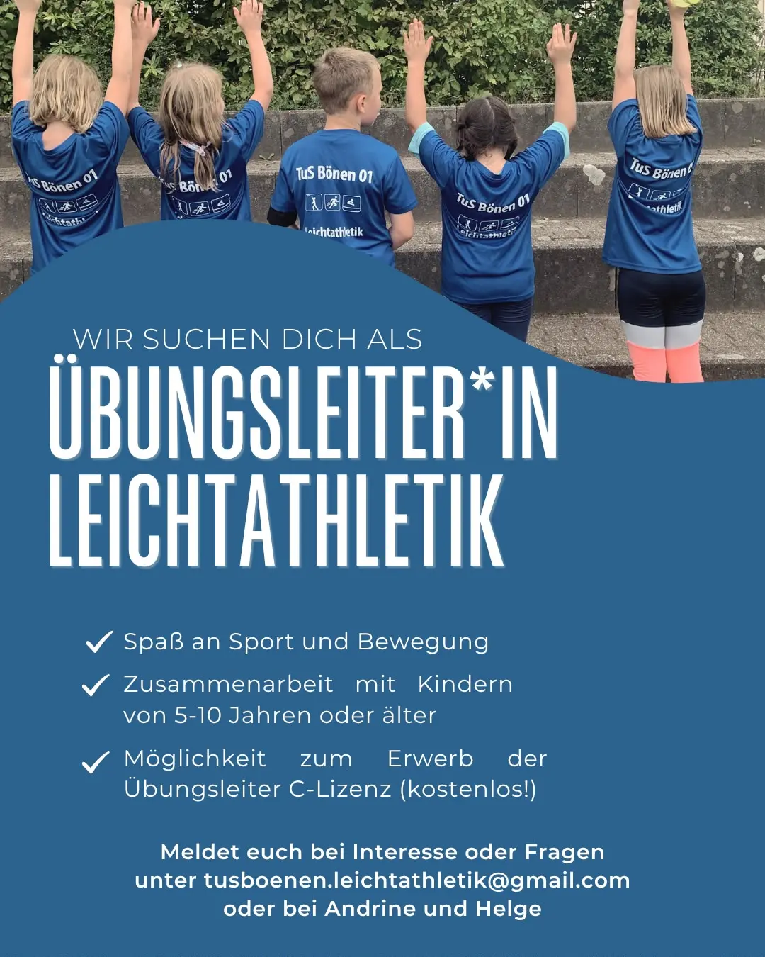 Jugendliche des TuS Bönen heben beim Leichtathletiktraining die Arme; Text wirbt für Übungsleiter*innen in der Leichtathletik.